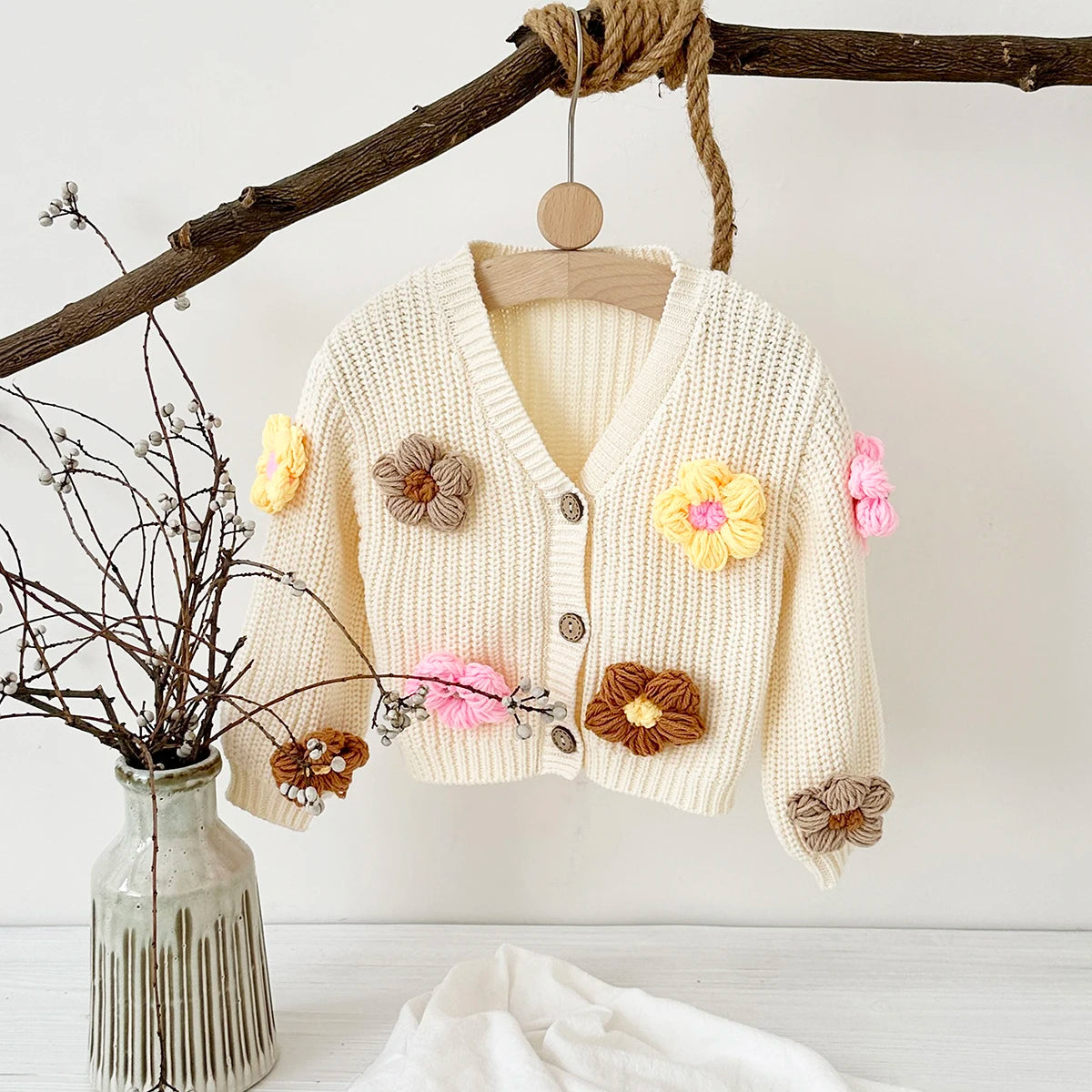 Casaco Infantil Florzinhas em Tricô