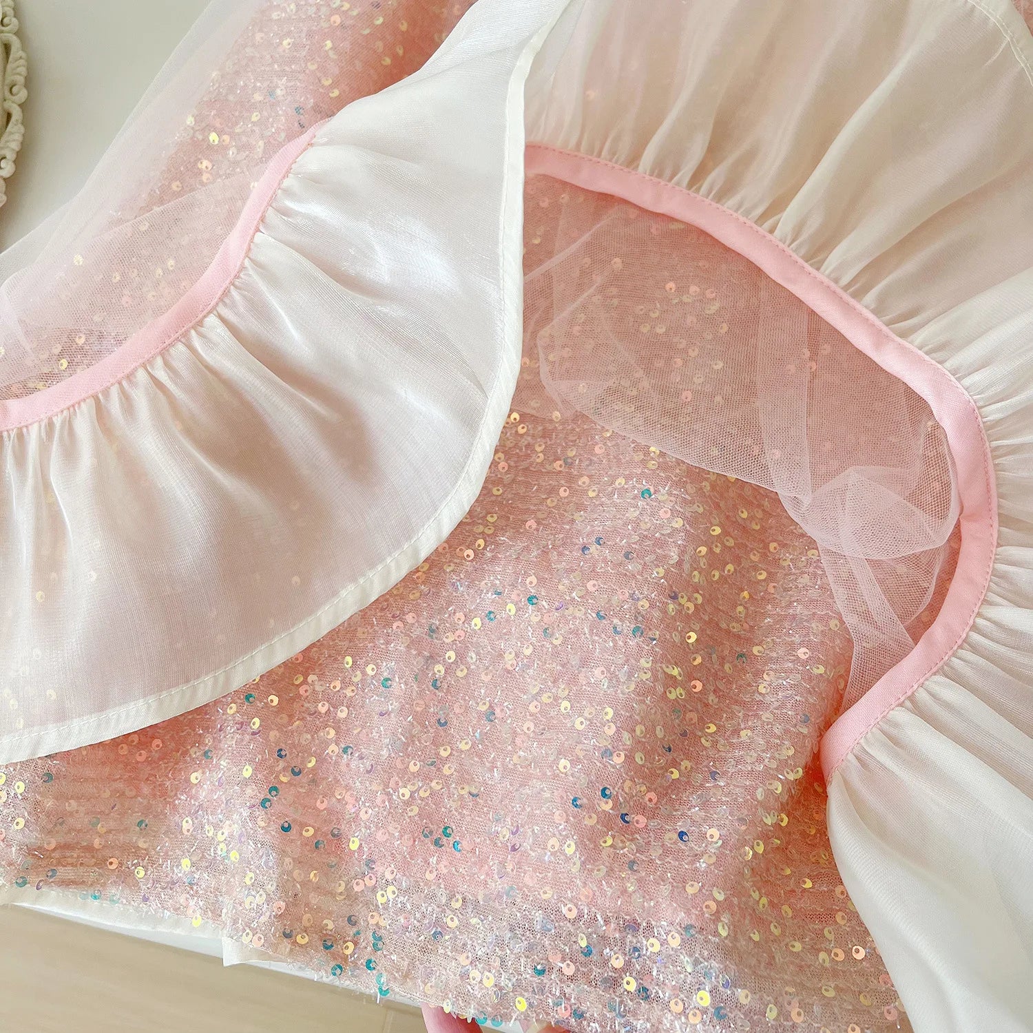 Vestido Rosa com Laço e Brilho